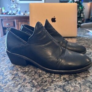 Frye Carson Shootie Women’s 8 Black Leather Back Zip Ankle Bootie